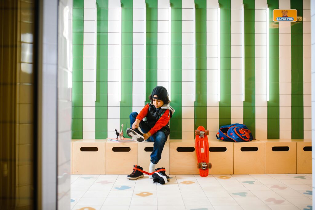 Kind zieht sich selbstständig die Schuhe an und räumt auf