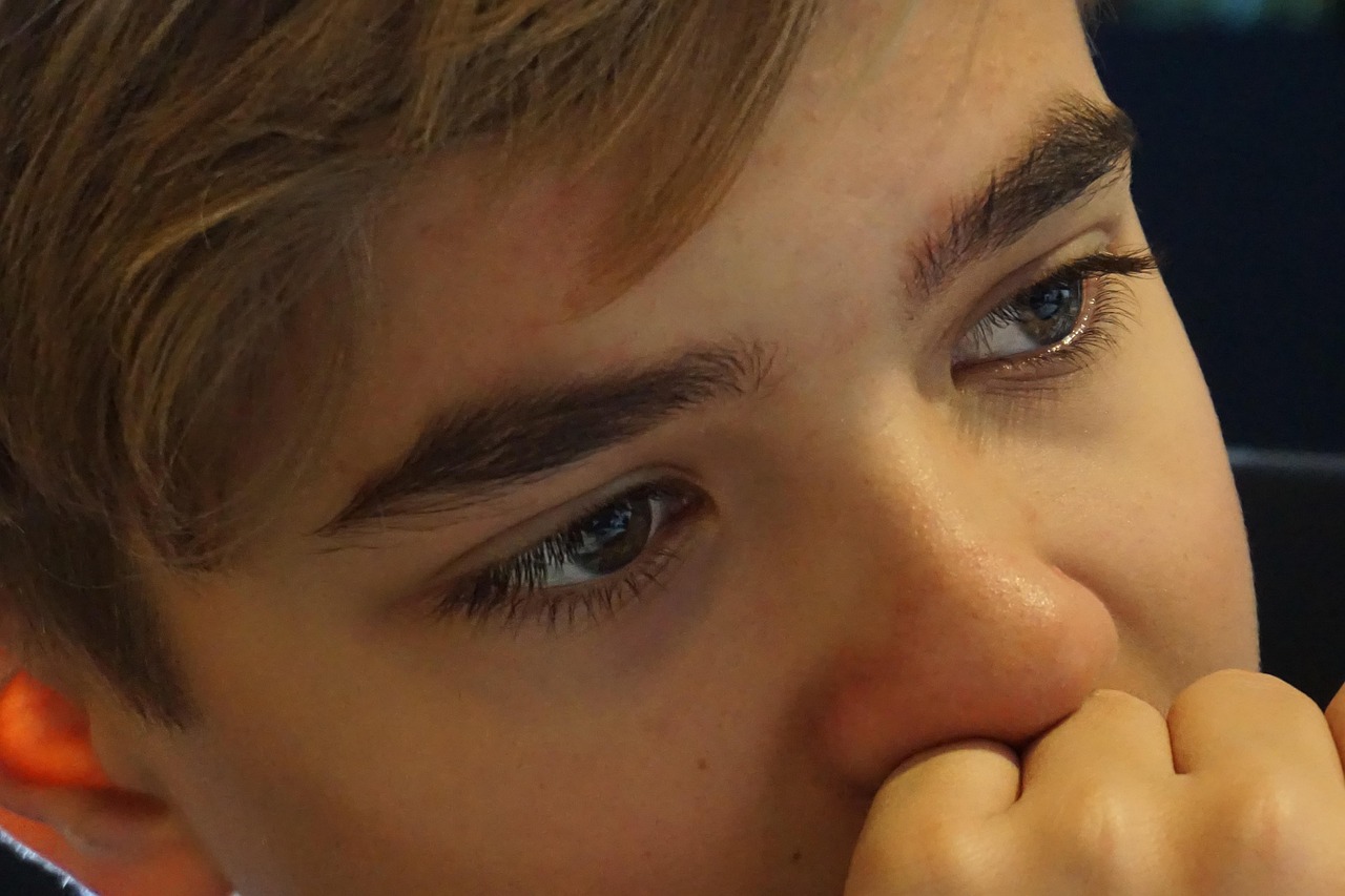 junge kann nicht sagen was er fühlt wie es ihm geht ist leise stumm und in sich gekehrt denkt braune augen