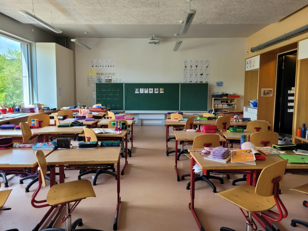 Schulzimmer Klassenzimmer leer mit Schülerpult Bücher Wandtafel Klasse bereits für die Schule