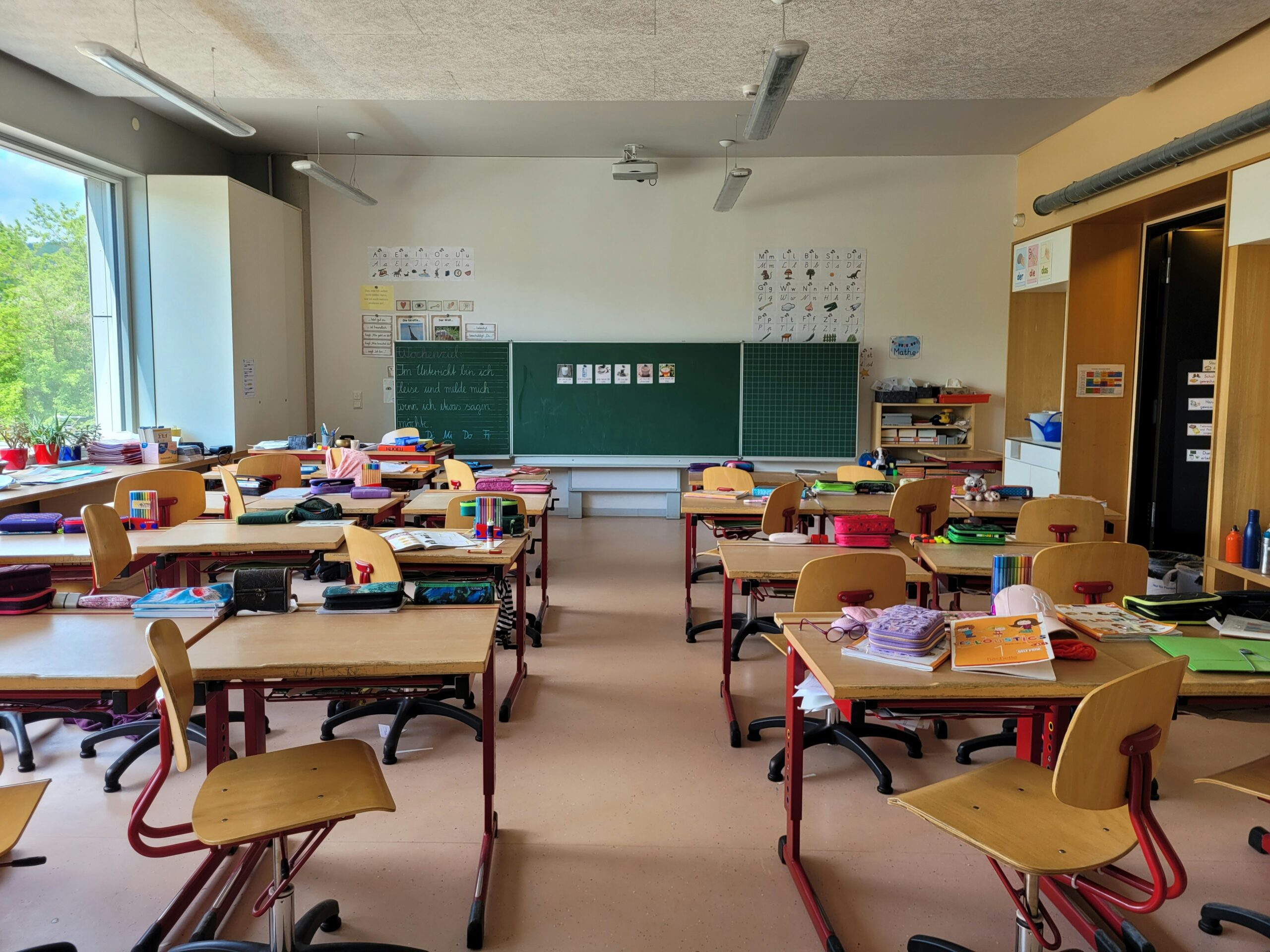 Schulzimmer Klassenzimmer leer mit Schülerpult Bücher Wandtafel Klasse bereits für die Schule