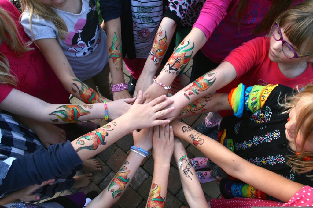 Kinder zusammen gemeinsam an einem Workshop Event sind gemeinsam stark mit Freude zum Lernen