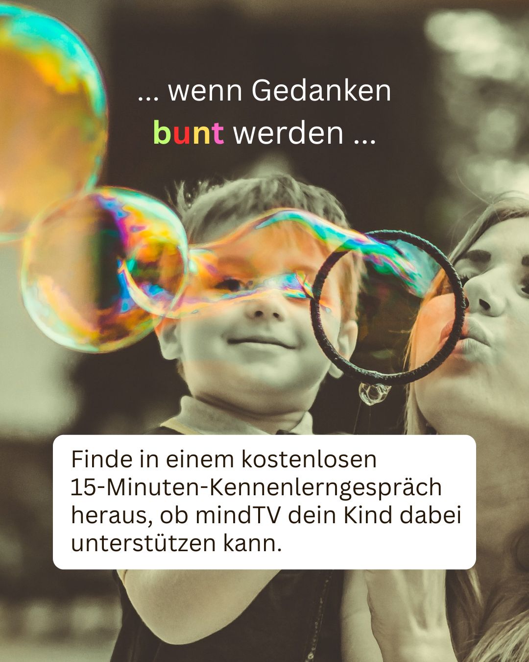 junge mit mutter und seifenblattern zufrieden mit bunten gedanken